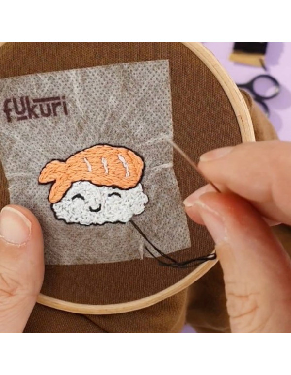 Cranberry, planche a broder Nippon, broderie sakura sushi crevette onigiri et grue origami Fukuri