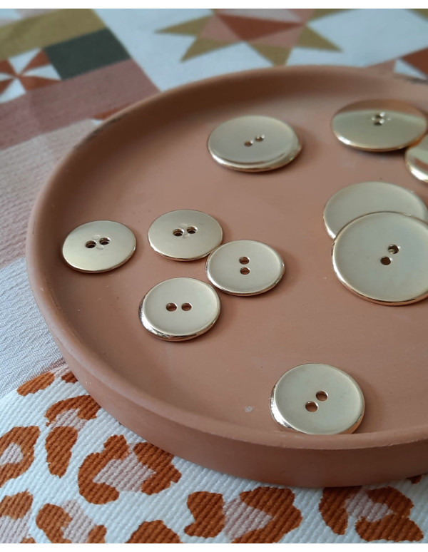 Cranberry boutons metal dore or brillant deux trous 18mm