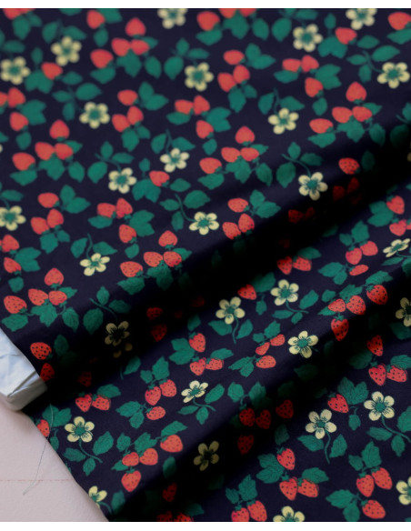 Cranberry, satin de coton mara des bois lise tailor, fraises