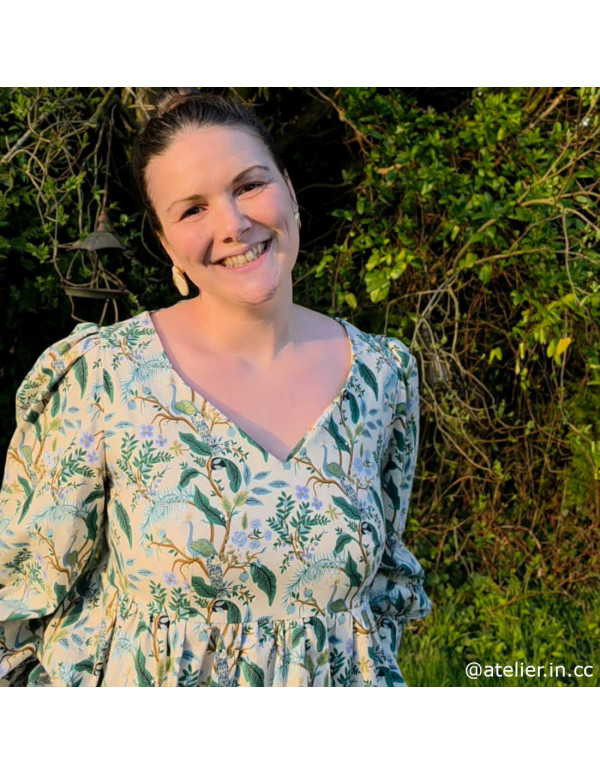 Cranberry, tissu coton Vintage Garden Peacock Hunter dore, fond creme Gold Metallic, Cotton and Steel Rifle paper