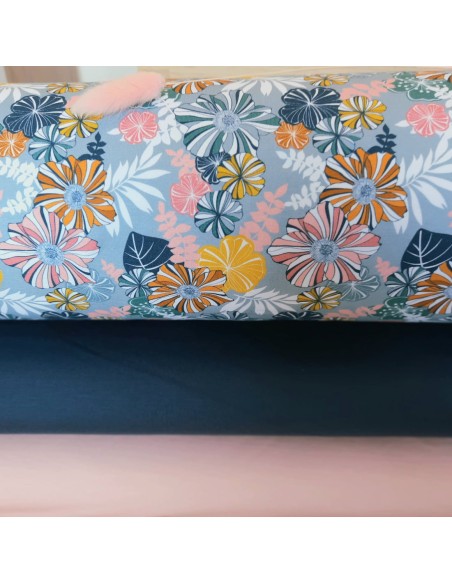 Jersey de coton bio Cranberry, Multi fleurs, sur fond bleu orage