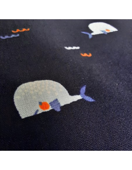 Popeline de coton, Cranberry, Baleines, Fond bleu marine