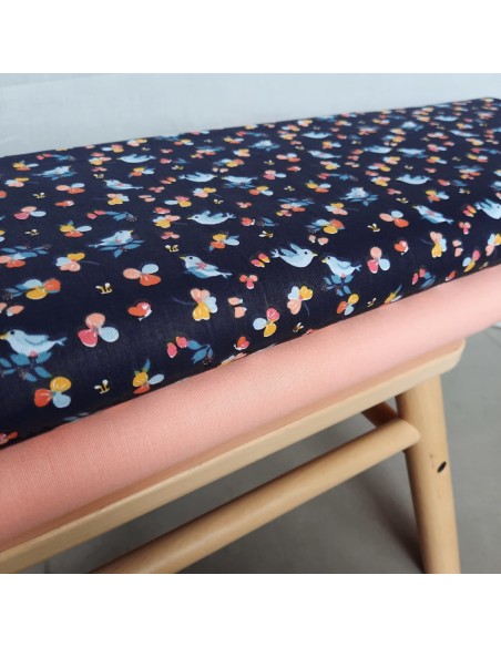 Popeline de coton, Cranberry, Oiseaux, Fond bleu marine