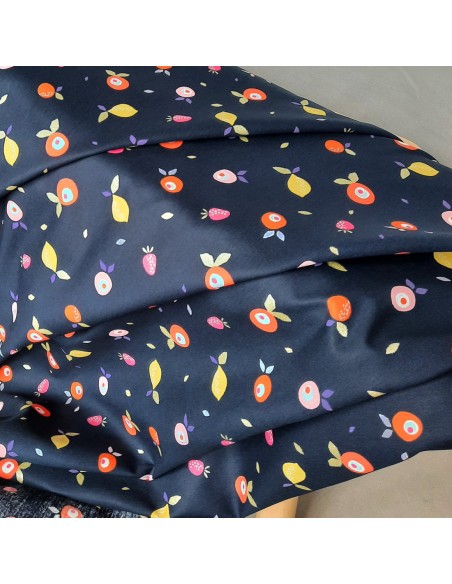 Popeline de coton glitter, Multifruits, Cranberry, Fond bleu marine et feuilles dorées