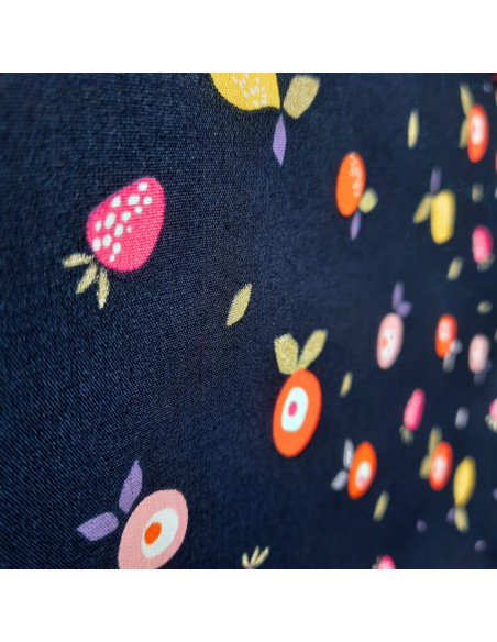 Popeline de coton glitter, Multifruits, Cranberry, Fond bleu marine et feuilles dorées