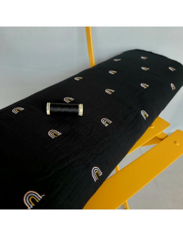 Double gaze de coton Cranberry, arc-en-ciel brodés, noir