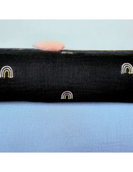 Double gaze de coton Cranberry, arc-en-ciel brodés, noir