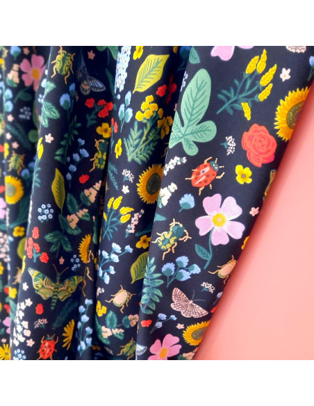 Cranberry, tissu coton sur fond noir,  Curio Insectes Gold Metallic Cotton and Steel Rifle paper