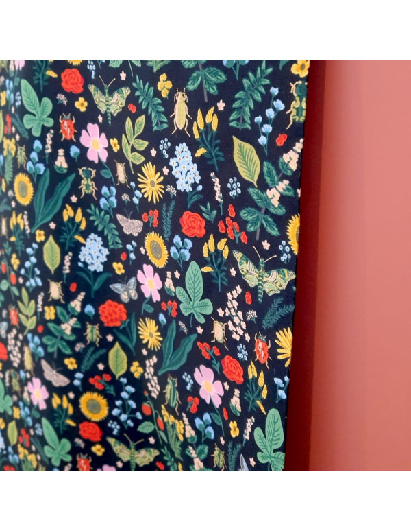 Cranberry, tissu coton sur fond noir,  Curio Insectes Gold Metallic Cotton and Steel Rifle paper