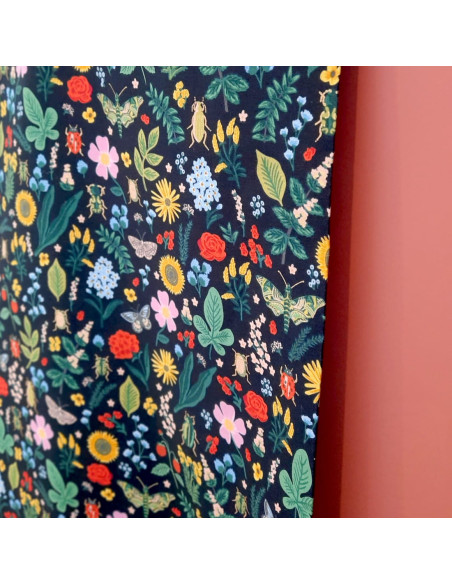 Cranberry, tissu coton sur fond noir,  Curio Insectes Gold Metallic Cotton and Steel Rifle paper