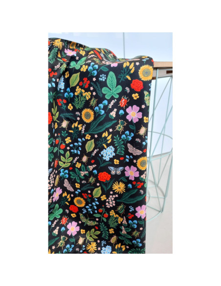 Cranberry, tissu coton sur fond noir,  Curio Insectes Gold Metallic Cotton and Steel Rifle paper