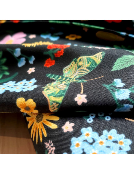 Cranberry, tissu coton sur fond noir,  Curio Insectes Gold Metallic Cotton and Steel Rifle paper
