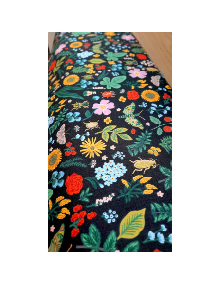 Cranberry, tissu coton sur fond noir,  Curio Insectes Gold Metallic Cotton and Steel Rifle paper
