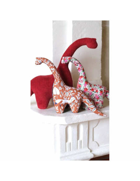 Cranberry, Patron pochette Diplodocus, 28cm de haut, Les enchantees