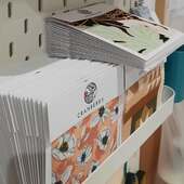 MA PELICULE DE MARS 🌸 en toute transparence 🌸

Parce qu’avoir une mercerie comme petit bébé de presque 4 ans c’est prenant, d’autres activités ont vues le jour cette année pour essayer de ne pas m’oublier 🌷 Je vous montre donc un petit aperçu de ma pellicule du mois de mars !

✂️ J'ai fait un bon petit stock de nouveaux échantillons à mettre dans vos commandes ! Ça m'a pris un moment mais voilà une bonne chose de faite 😄

⛸️ Le retour sur la glace après 21 ans d’arrêt, et qui dit reprise des compétitions dit retour des tuniques en cochonnerie de tissus 😥 Le synthétique a l’avantage de sécher vite quand on est en contact avec la glace, mais pour la saison prochaine je réfléchis à l’utilisation de mon tulle de coton biologique, au moins pour le haut de la tenue… Pour le moment je ne l’ai qu’en noir mais si d’autres couleurs vous plaisent, j’en profiterai pour me coudre un petit haut à manches longues réutilisable dans la vie de tous les jours… Vous en dites quoi ?

💝 Des photos de chacune de vos commandes, que j’adore préparer et que je prends systématiquement en photo pour ne pas vous envoyer plusieurs fois les mêmes cartes et échantillons 😅

📖 Plein de captures d’écran de recommandations lecture ! Ici le compte de @claara_liaa que j’aime beaucoup et qui me fait bien rire (même si elle n’aime pas les romantasy 😛)

👀 Quelques photos/vidéos que je vous envoie quand vous cherchez comment assortir certains tissus (ici coup de cœur perso pour le combo Peacock hunter + velours milleraies Atelier Brunette)

Dites-moi si ce genre de post en coulisses vous plait ? J'espère que vous avez passé un beau mois de mars ❤️

#behindthescene #cranberry_mercerie #mercerieresponsable #coutureaddict #couturetoulouse