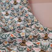 Entre deux tours au frigo pour faire baisser sa température, mon téléphone veut bien vous montrer la dernière nouveauté du jour ! 🎉

🏵 HONEY GARDEN 🐝 @cloud9fabrics, un tissu de coton biologique pour des projets assez similaires à la popeline de coton, ou pour réaliser des accessoires, ou encore du patchwork ! 🌱

Personnellement, quand les motifs sont denses comme ça, j’imagine super bien une chemisette #wayramarmaipatterns, je trouve que ça s’y prête vraiment bien, pas vous ?

Alors, pour ou contre les motifs insectes sur les tissus ?
🐝 💛🏵

#cranberry_mercerie #cotonbio #tissubio #cloud9