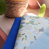 ✨ N E W ✨

Ce tissu vous a beaucoup plu lors de vos visites par ici 🤍 Il est maintenant en ligne ! 🛍️

Il s'agit d'un tissage en coton @cottonandsteel, et celui-ci est parfait pour les amoureux de glitter 🤩 les fleurs signature de Rifle paper sont toutes soulignées d'un trait doré, sur fond vert menthe, un régal pour les yeux 🥰

Disponible dès maintenant en édition très limitée !

🎤 Plutôt petite chemisette de fin d'été ou accessoire canon ? Dites-le moi en commentaire ! 👇

#cranberry_mercerie #cottonandsteel #cottonandsteelfabric #riflepaper #tissuaddict