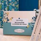 LE GUIDE ULTIME Version 2026 est arrivé ! 🤩

Le super guide pratique de @latelierdesgourdes revient en stock dans sa version upgradée 💥

Vous ne connaissez pas encore cette petite merveille ? Ce guide contient :

✨️ Un livret mémo pour tout savoir sur les compositions des tissus, leurs grammages, types de tissage, expliqués simplement, avec conseils & astuces 💗

✨️ 60 échantillons de tissus pour créer votre pense-pas-bête de tissus, à associer à votre super livret mémo 👌

✨️ Un cours vidéo à regarder à son rythme, pour visualiser et mémoriser les subtilités de chaque tissu grâce à des explications claires et des démonstrations pratiques 🙏

Bref, vous ne savez pas comment associer le bon tissu au bon patron ? Vous cherchez à améliorer vos compétences en couture ? Ce guide pratique est fait pour vous !

Disponible sur Cranberry 🥰

#cranberry_mercerie #latelierdesgourdes #astucecouture