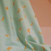 Dans la série des cotons tellement quali @cottonandsteel aux légers détails dorés, je n'ai pas dit mon dernier mot 😁 voici Orchard bananaaas 🍌✨ 

Évidemment je le vois extrêmement bien en doublure de sac banane, mais une petite chemisette qui donne la banane serait vraiment canon aussi !! 🔥

👉 Et vous, que coudriez-vous avec ces petites golden bananas ?!

#cranberry_mercerie #cottonandsteel #cottonandsteelfabric #riflepaper #tissucoton